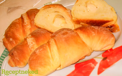 Sajtos és meggyes kifli recept fotóval Sajtos és meggyes kifli
