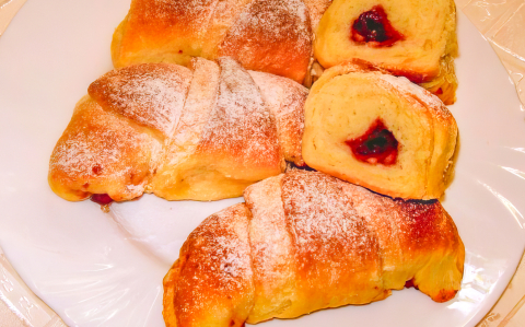 Sajtos és meggyes kifli