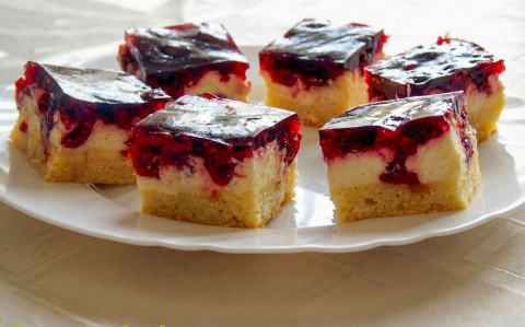 Meggyes pudingos tejfölös sütemény