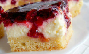 Meggyes pudingos tejfölös sütemény