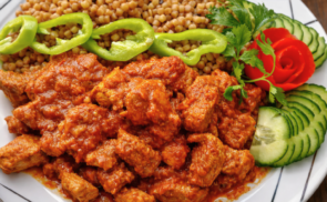 Sertéspörkölt tarhonyával