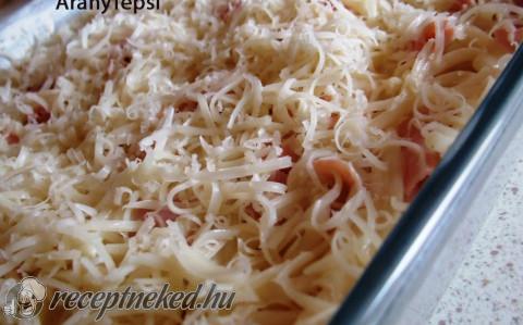 Sonkás-többsajtos spagetti sütve
