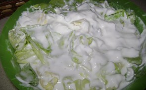 Tejfölös fejes saláta