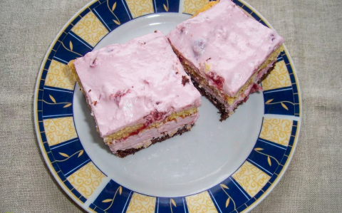 Meggyes-joghurtos-tejszínhabos kocka