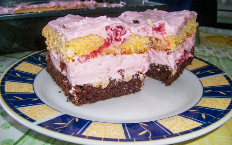 Meggyes-joghurtos-tejszínhabos kocka