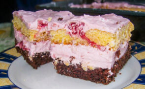 Meggyes-joghurtos-tejszínhabos kocka