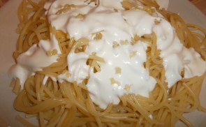 Fokhagymás-tejfölös spagetti