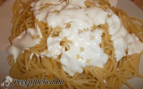 Fokhagymás-tejfölös spagetti