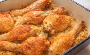 Sült csirkecombok káposztaágyon