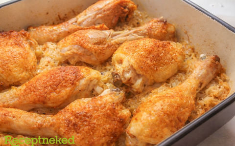 Sült csirkecombok káposztaágyon