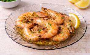 Fokhagymás garnéla egészben