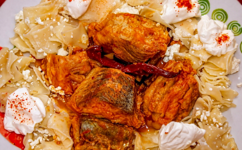 Pontypörkölt túrós tésztával