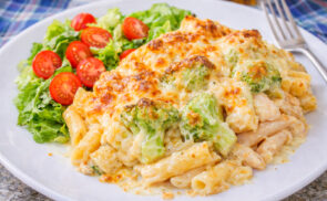 Extra sajtos brokkolis tepsis tészta