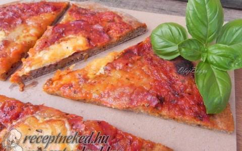 Lenmaglisztes pizza, házi paradicsomos szósszal Chorizoval