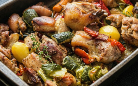 Csülök zöldségágyon