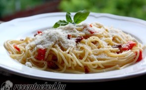 Fokhagymás-aszalt paradicsomos spagetti
