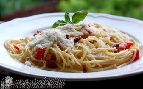Fokhagymás-aszalt paradicsomos spagetti
