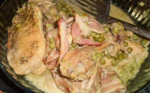 Tejszínben sült zöldborsós, baconos csirke