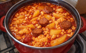 Paprikás krumpli galuskával és kolbásszal