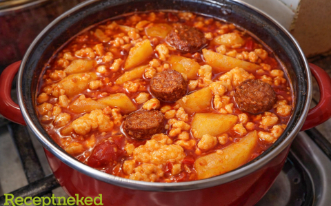 Paprikás krumpli galuskával és kolbásszal