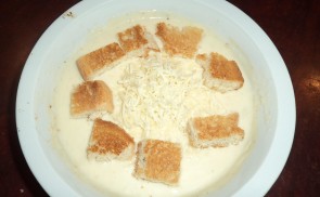 Fokhagymakrém leves, pirított kenyérkockával és reszelt sajttal