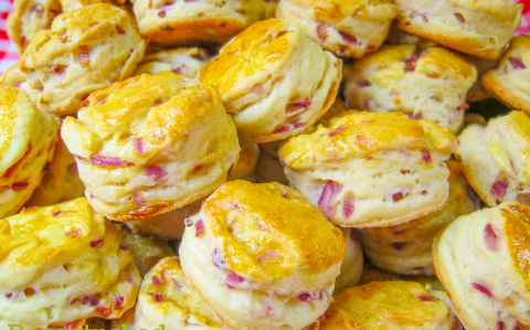 Libazsíros-lilahagymás pogácsa recept fotóval Libazsíros-lilahagymás pogácsa