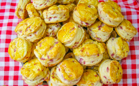 Libazsíros-lilahagymás pogácsa