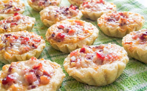 Pikáns kosárkák (sajtos-sonkás-baconos)