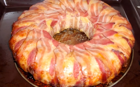 Sajtos sonkás csirkemell bacon koszorúban recept fotóval Sajtos sonkás csirkemell bacon koszorúban