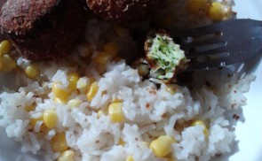 Sajtos cukkínigolyó kukoricás rizzsel