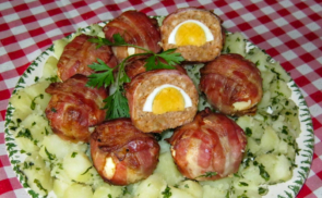 Tojással töltött baconos fasírt