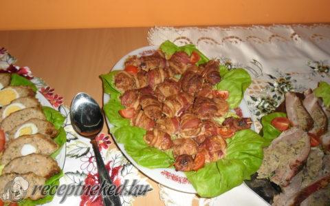 Fűszerezett darált hús baconbe tekerve