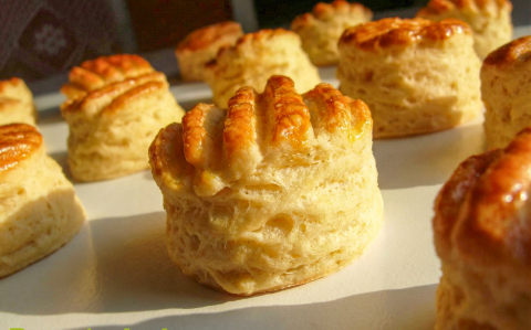 Hajtogatott sajtkrémes pogácsa