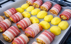 Fűszerezett darált hús baconbe tekerve