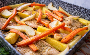 Rozmaringos pulyka, sült krumplival, körtével és répával