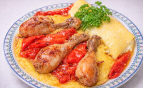 Málé (puliszka) sült csirkével és juhtúróval