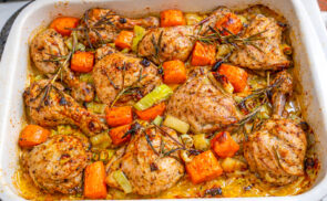 Zöldséges, rozmaringos csirkecomb mézes-szójás burgonyával