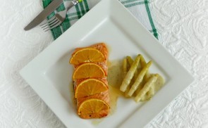 Narancsos lazac spárgával és zöldfűszeres szósszal