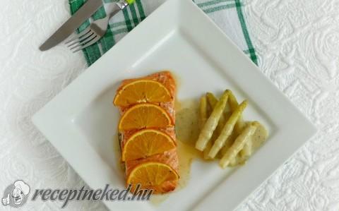 Narancsos lazac spárgával és zöldfűszeres szósszal