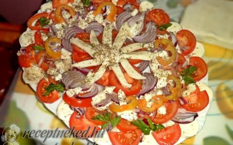 Fűszeres trópusi harcsafilé leveles tésztában sütve, salátatállal