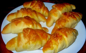 Sonkás-sajtos töltött kelt kifli