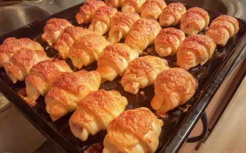 Sonkás-sajtos töltött kelt kifli