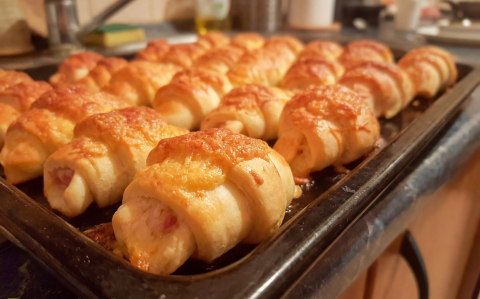 Sonkás-sajtos töltött kelt kifli