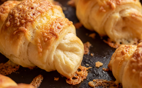 Sonkás-sajtos töltött kelt kifli