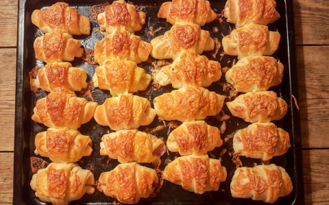 Sonkás-sajtos töltött kelt kifli