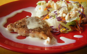 Grillezett hal „büdös” sajtos salátával
