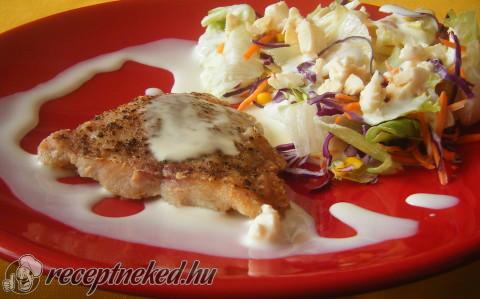 Grillezett hal „büdös” sajtos salátával