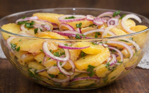 Borecetes-hagymás burgonyasaláta