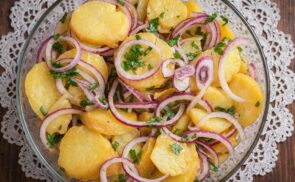 Borecetes-hagymás burgonyasaláta