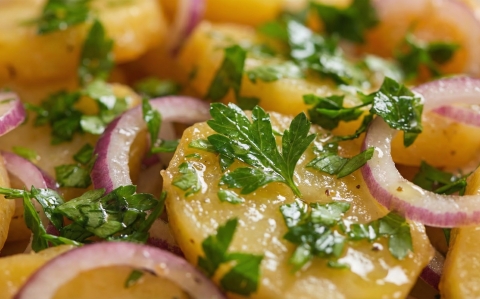 Borecetes-hagymás burgonyasaláta